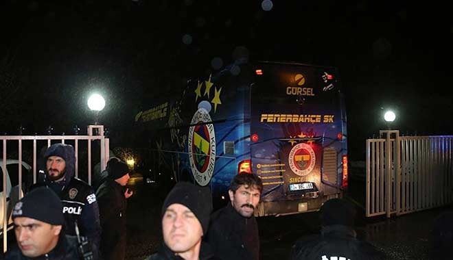 İstanbul'a otobüsle ulaşan Fenerbahçe kafilesi protestoyla karşılandı