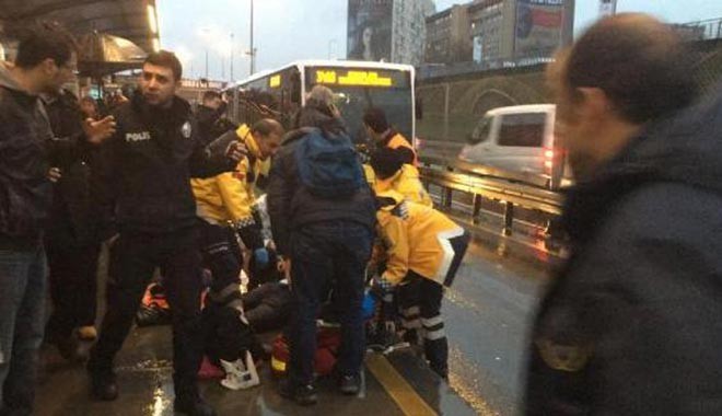İstanbul’da metrobüsün çarptığı yolcu hayatını kaybetti