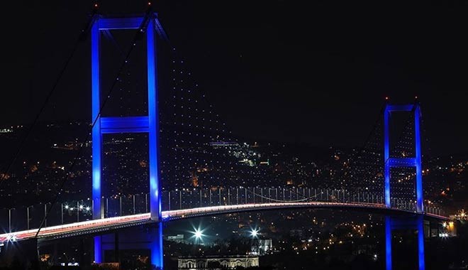 İstanbul'un kuleleri ve köprüleri, Dünya Su Günü için maviye büründü