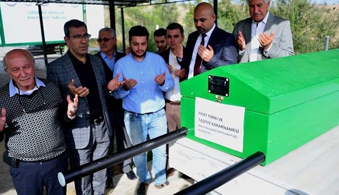 Kararname bekleyen kamu müteahhitleri, temsili cenaze namazı kıldı