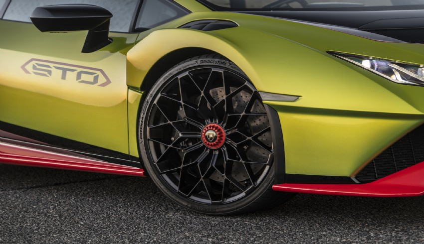Lamborghini, benzinle çalışan son otomobilini de sattı