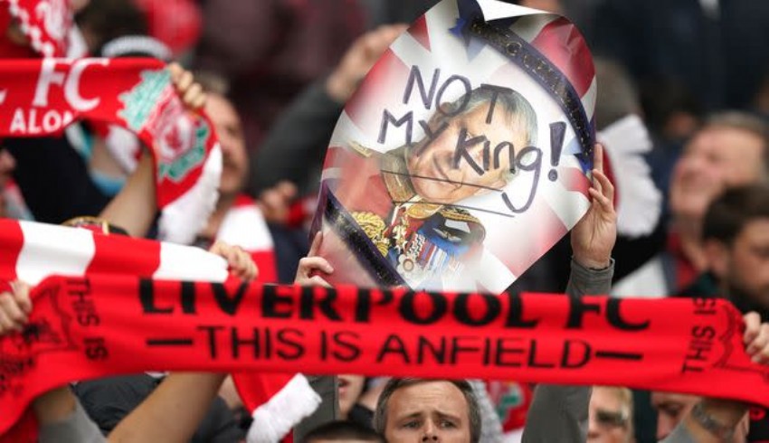 Liverpool geleneğini devam ettirdi... Milli marş yuhalandı, kral protesto edildi