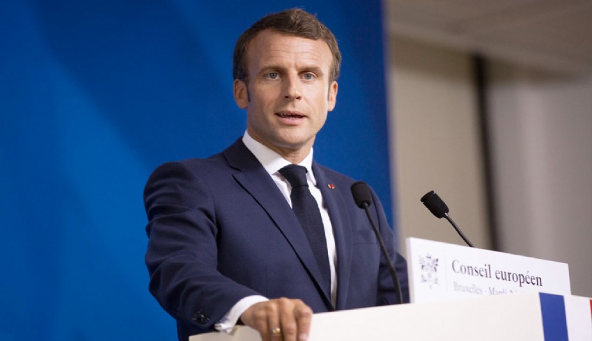 Macron'un Hitler'e benzetildiği afişlere ilişkin soruşturma başlatıldı