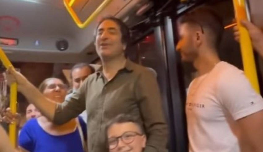 Mahsun Kırmızıgül, taksi bulamayınca bindiği minibüste konser verdi