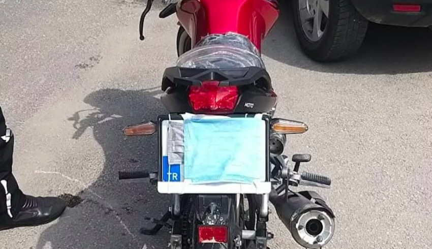 Maskeyi yüzü yerine motosikletinin plakasına takan sürücüye 7 bin 465 TL ceza