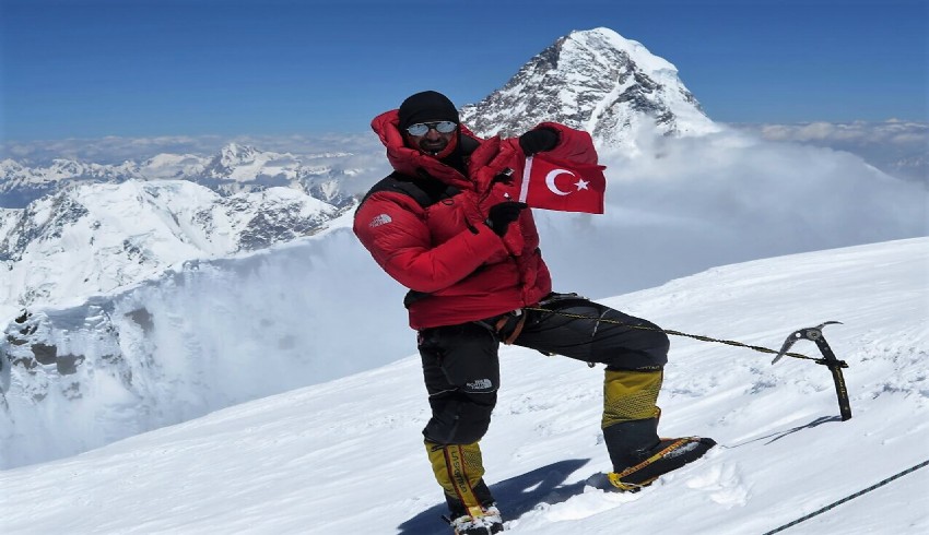 Milli dağcı Tunç Fındık'a bakandan tebrik