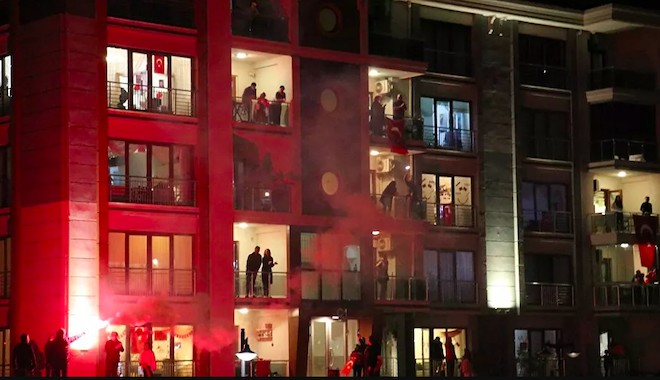 Milyonlar hep bir ağızdan İstiklâl Marşı söyledi