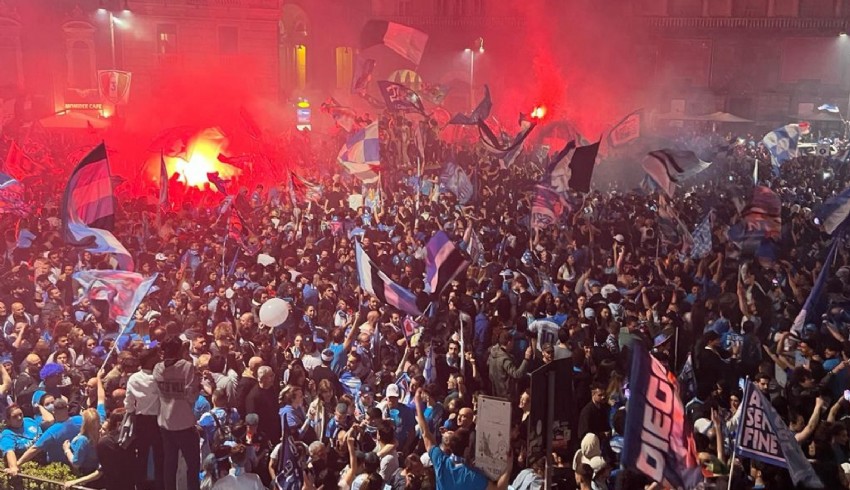 Napoli'deki şampiyonluk kutlamalarında kan aktı