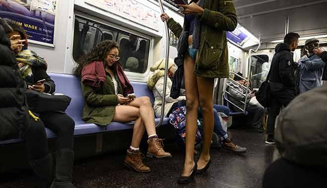 New York metrosunda bir anda pantolonlarını çıkarmaya başladılar