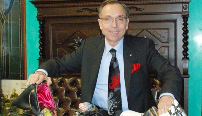 Çocuklarını gönderdi, dev şirketin yönetimine el koydu