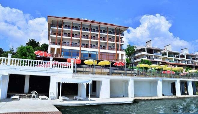 Otel sahibinden 'Personel havuza giriyor, iğrenç' diyen müşterisine: Yorulanları da odalarda dinlendiriyorum