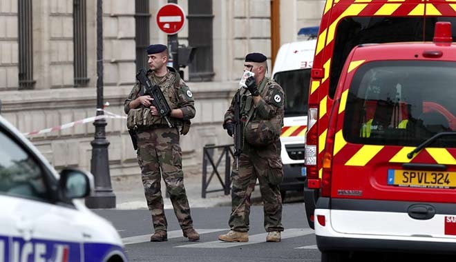 Paris'te polis merkezinde bıçaklı saldırı: 4 polis öldü