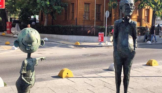 Pes... Kadıköy’de Oğuz Aral'ın  ‘Avanak Avni’ heykeli çalındı