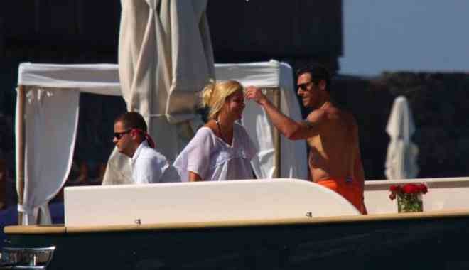 Raif Dinçkök'ten eşi Esra Hanım'a büyük jest...