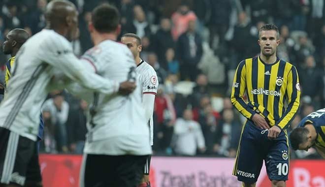 Robin van Persie elini neden şortuna sokmuş...
