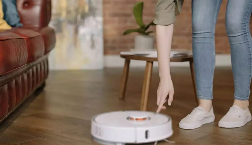 Robot süpürge, kadının görüntülerini tuvalette çekti