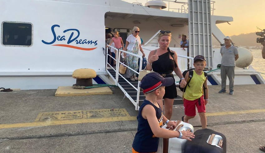 Rodos'tan tahliye edilen 95 turist Marmaris'e getirildi
