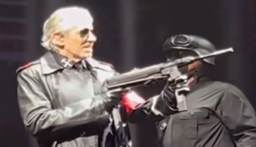 Roger Waters'a kostüm soruşturması