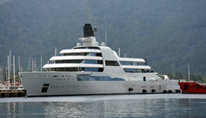 Rus oligark Abramoviç'in yatı Marmaris'e demirledi...Mega yata yaklaşık 15 milyon liralık akaryakıt ikmali yapıldı