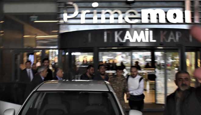 Silahıyla firar eden asker AVM'de çalışanları rehin aldı