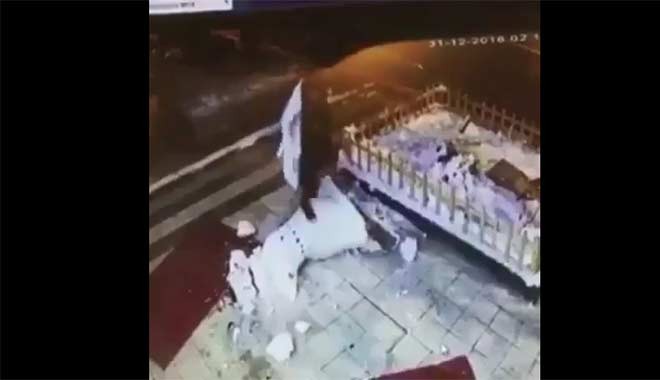 Tekmelerle yere indirdiği kardan adamın gazabına uğradı