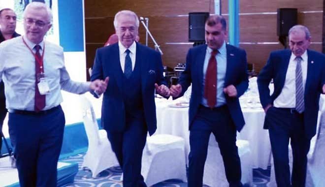 TÜSİAD Başkanı halay çekerek, "‘Silahları bırakın' dedi