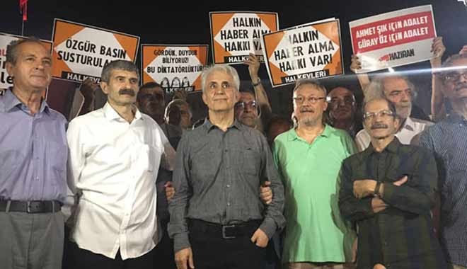 Tahliye edilen Cumhuriyet çalışanları çıktı: Ey Özgürlük