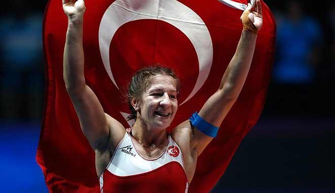 Tarihi başarı: Türk kadın güreşçi dünya şampiyonu oldu