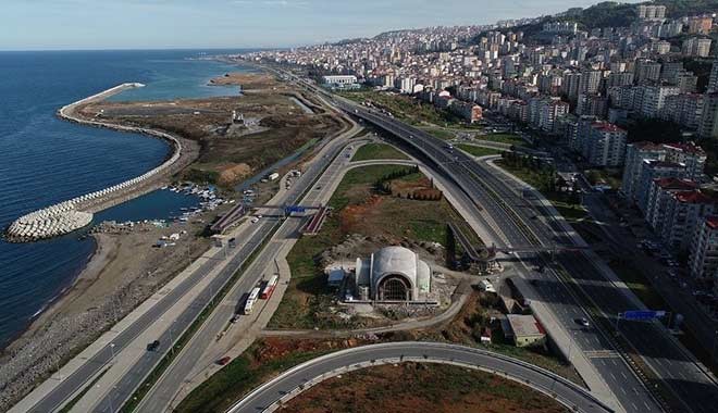 Trabzon'da iki yol ortasına yapılan camiye nasıl ulaşılacağı tartışma konusu oldu