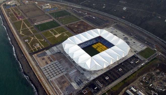 Trabzonspor’un yeni stadı rüzgara dayanamadı