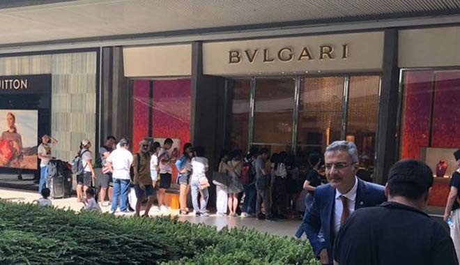 Turistlerden lüks mağazalarda üzen kuyruk