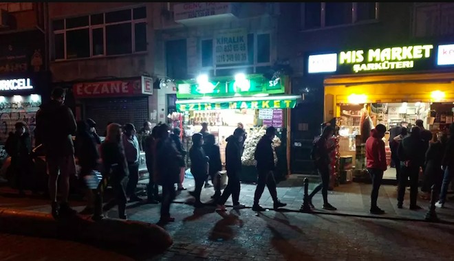 Türkiye'nin 31 ilinde 2 gün sokağa çıkma yasağı ilan edildi, vatandaş marketlere akın etti