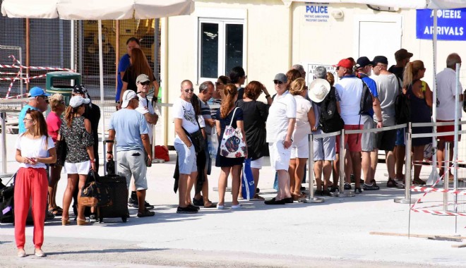 Türkler 15 dakikada gidiyor, 1.5 saat kuyrukta bekliyor