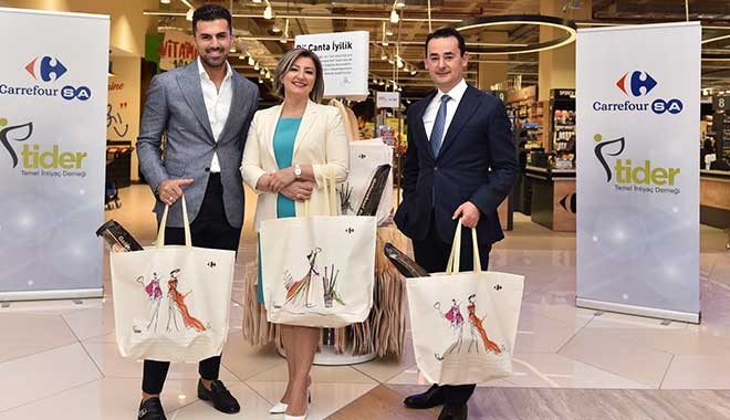 Ünlü tasarımcıdan “Bi’ Çanta İyilik”