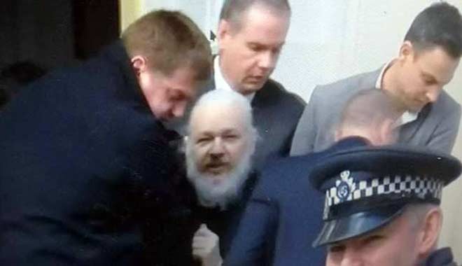 Wikileaks'in kurucusu Assange 7 yıl sonra böyle gözaltına alındı