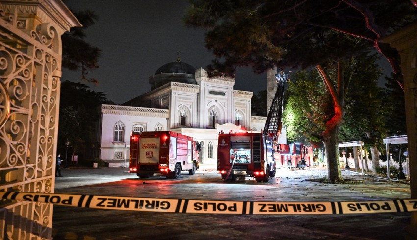 Tarihi cami yangında hasar gördü