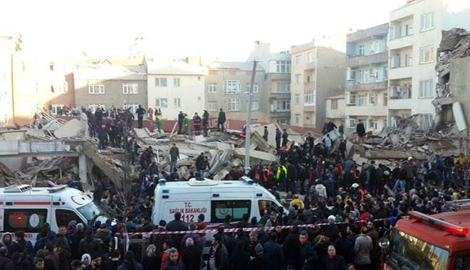Zeytinburnu’nda bina çöktü! 2 ölü 17 yaralı....