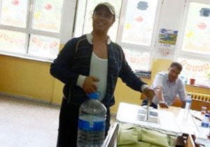 Bidonla oy atan spiker görevden alındı!