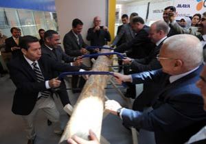 Açılışta kurdele yerine kütük kestiler