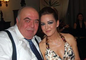 Babası yaşında adamla parası için evleniyor