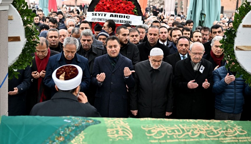 Ali Babacan annesi Güner Babacan'ı son yolculuğuna uğurlandı
