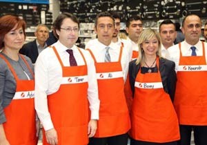 Ali Koç önlüğü giydi, hizmete başladı