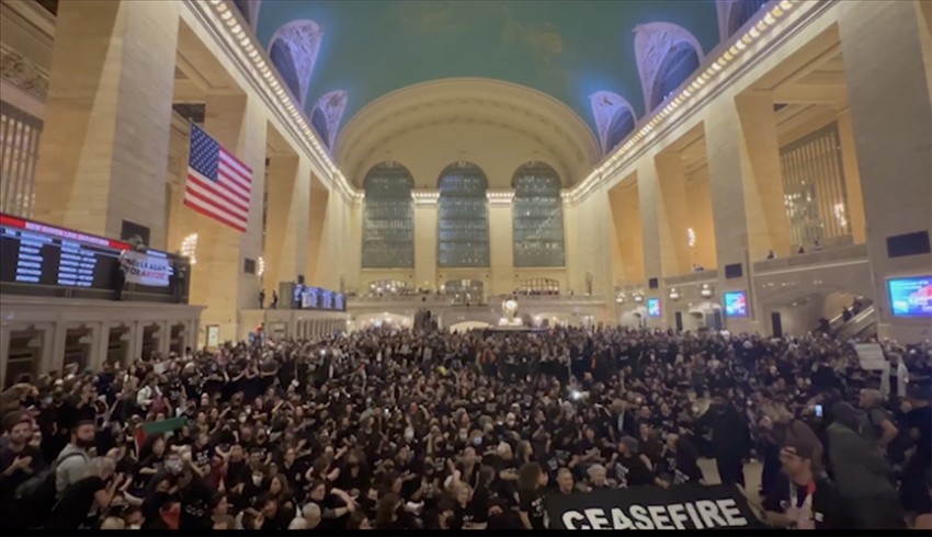 Amerikalı Yahudiler, İsrail'e tepki için New York garını işgal etti