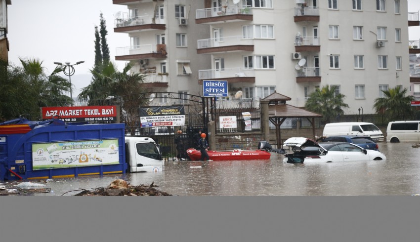 Antalya 24 saatte 300 kilo yağan şiddetli yağmura teslim oldu