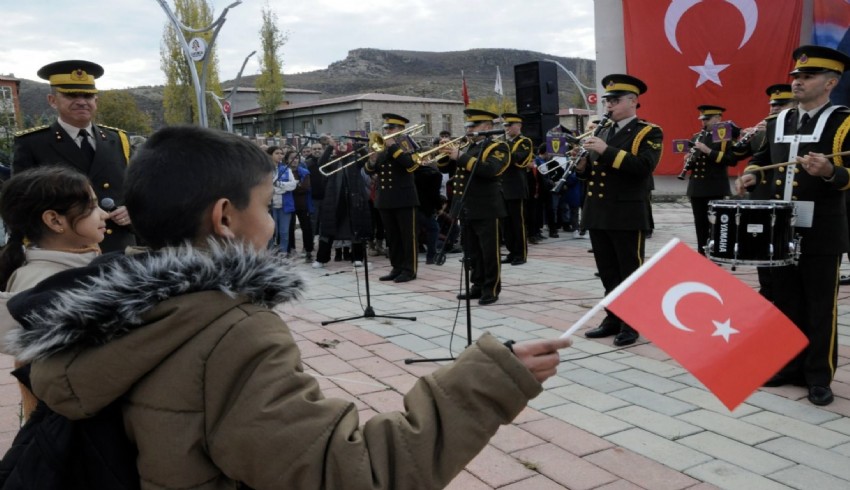 Askeri bando takımı Çukurca'da konser verdi