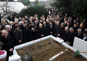 Milletin yetimi, babasının yanına defnedildi