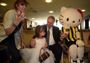 Fenerbahçe Hello Kitty ile sözleşme imzaladı...Törene Aziz Yıldırım damga vurdu