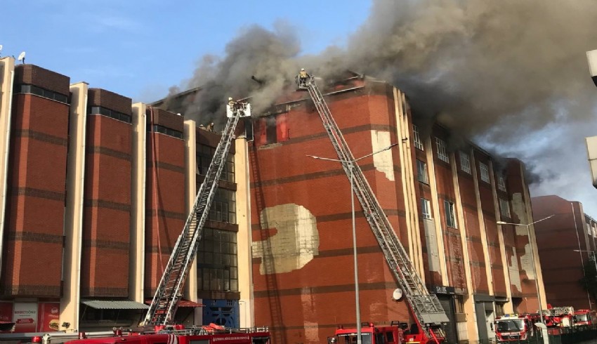 Başakşehir'de sanayi sitesindeki iş merkezinde çıkan yangın söndürüldü