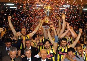 Basketbolda kupa 43 yıl sonra Fenerbahçe'nin