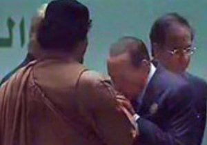 Berlusconi, Kaddafi'nin elini neden öptü?